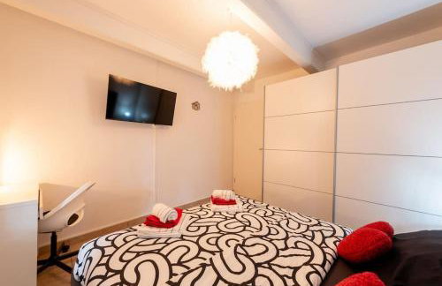 City Center Apartment with Free Parking - Foto 24