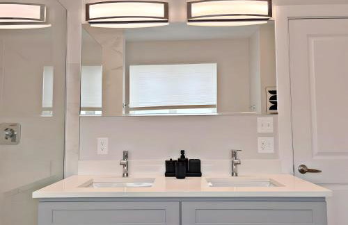 Modern 4BR Townhouse with Parking & Lake Views - WVille rep 4 - Foto 43