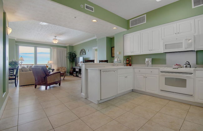 Tropical High-Rise Condo with Beachside Pool Access and Free Poolside WiFi - Unit 2004 by RedAwning - Foto 8