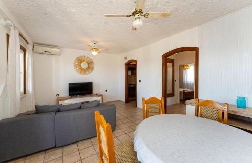 Stunning Apartment In Rtina - Photo 4