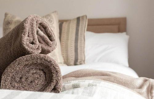 Runcorn Spacious Modern 3 bedroom House, 4 beds, On site Parking, Long stay deals - Foto 30