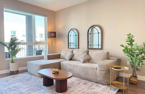 Upscale Escape 10 Min from Disneyland With Pool & Gym - Foto 1