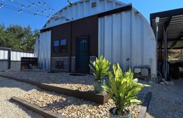 Hill Country Hangar with hottub, 7 minutes from the river and lake - Foto 16