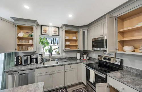 Modern 5BR, Kid-Friendly Home In Poconos with Pool Table - Foto 36