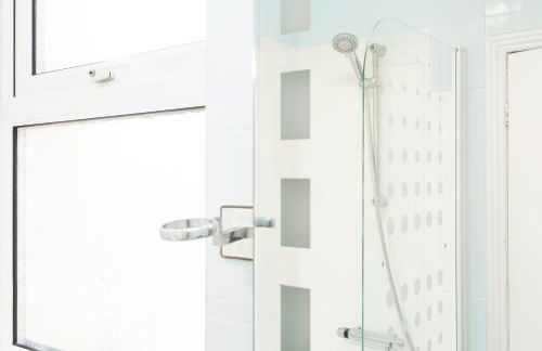 3 Bedroom House, Free Parking and Self Check In - Foto 27