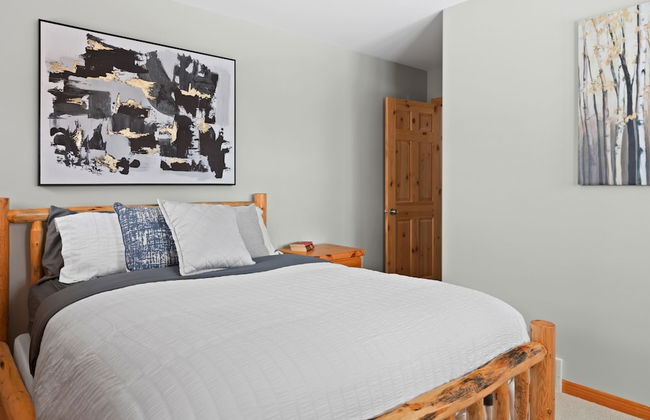 MODERN 4,500 sqft Ski Chalet: 5 Br + 6 Ba | Pool Table | Pool + PRIVATE Hot Tub - Photo 10