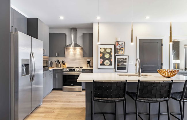 Sleeps 18 3 Modern Midtown Apartments w/ Gym + Pool Walkable to Shops & Eats - Foto 4