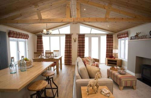 Cairn Lodge - Photo 1