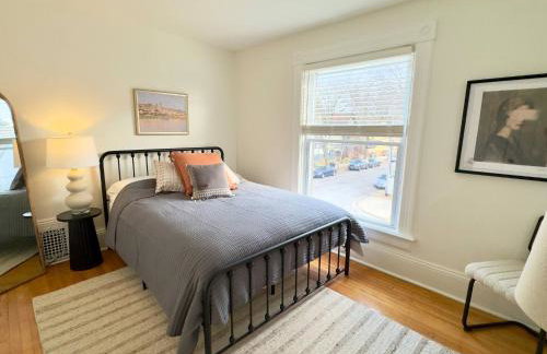 Artsy 4 Bedroom Home, Steps from Dining & Shops - Foto 10