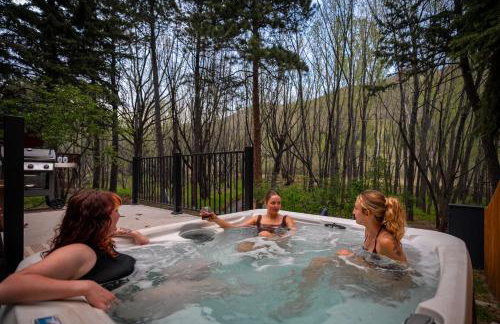 Riverside Luxury Cabin with Hot Tub, Fire Pit, Patio, by Forest & Peak Retreats - Foto 2