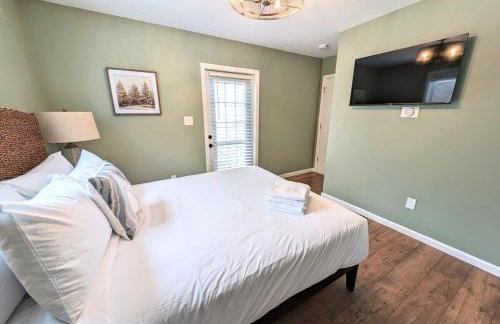 Luxurious Lake Retreat with Hot Tub and Walk to Beach - Foto 36