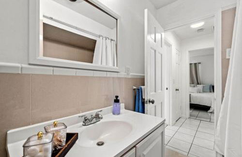 Beachside Escape Poolhouse w Game Room, Grill - Foto 38