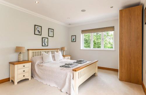 Woodland Cottage by inspirestays-com - Photo 18