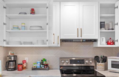 Family-Friendly 4BR Home with AC and Yard Near Airport - Foto 6