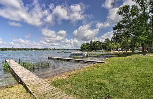 Lakefront Retreat with Boat Rentals, Beach and Bar - Foto 1