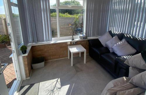 Prestatyn 2-bed Bungalow, Sleeps 5 With Hot Tub - Foto 29