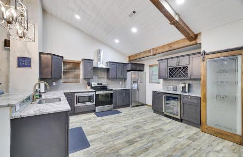 Whiskey Pines Retreat! Single Level Home, Outdoor Firepit, AC, BBQ! Sleeps 9 in Lake Harmony! - Foto 5