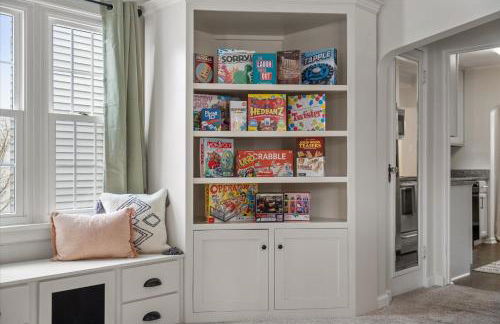 5 Mins to UND - Cozy 4BD with BBQ & Pool Table - Foto 37