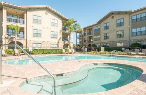 10 miles to Disney World, 2 pools, fitness room, WiFi, balcony, washer, dryer, kitchen - Foto 42
