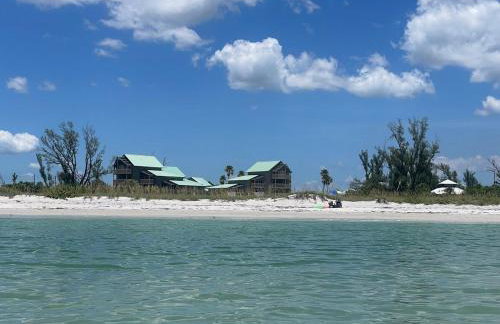 Remote Island Retreat with Private Ferry, Pool, Beach - Foto 34