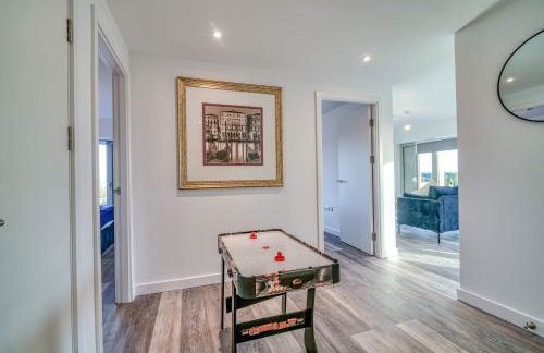 2-BR Flat - City & Town Centre View -1 Minute to Train & Tram Station - Sleeps 5 - Foto 11