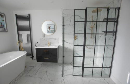 UPPER BEACH HOUSE - Photo 23