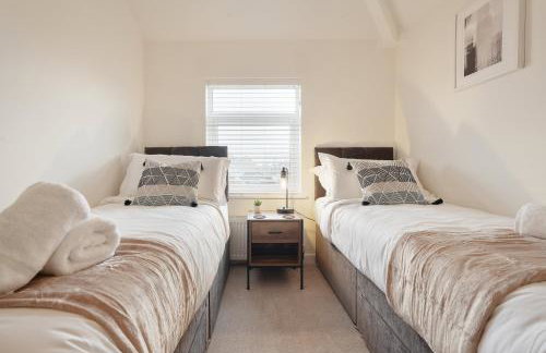 The Lodge - comfortable, stylish, 3 bedroom home with 3-6 beds near Utilita Arena - free parking - Photo 18