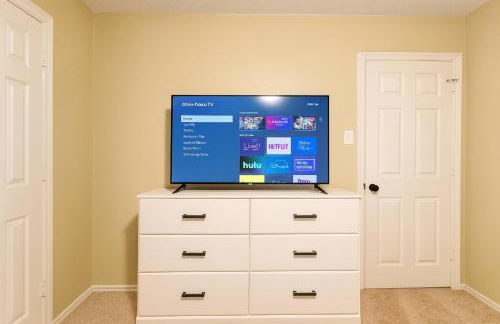 Newly updated 5BR/2.5BA w/pool sleep 16 ppl• - Photo 6