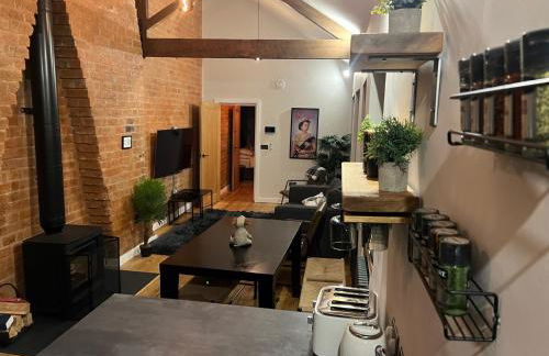 DJH Homes - Luxurious and chic 3BR Grade II Industrial House with log burner and electric blinds - JQ, Birmingham City - Foto 48