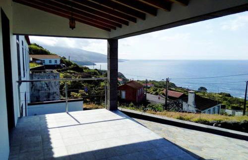 House with sea view in Santo Amaro, 212 sq m, terrace - Photo 2