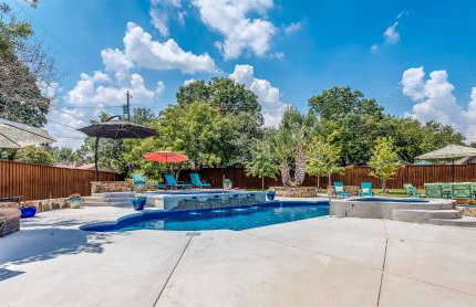DFW Large Vacation Retreat with Private Pool and Hot Tub - Foto 5