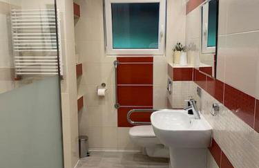 4 Bedroom family house with access to a hot tub - Photo 33