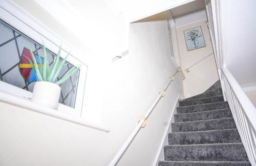 Large 4 Bedroom House Near Heathrow and M4 Free Parking - Foto 8