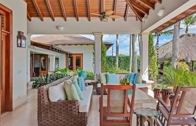 Magnificent Eight Bedroom Holiday Home - Photo 16