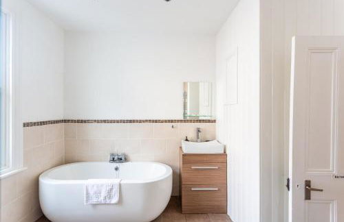 5 Bed Seaside Property with Garden , Parking and Games Room - Foto 49