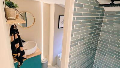 American School Bus Retreat with Hot Tub in Sussex Meadow - Foto 4, Shower