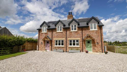 Lavender Cottage - Photo 2