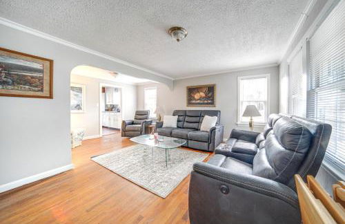 Walk to Lake Erie and Beach Access Home with Deck! - Foto 1