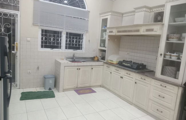 Villa Kota Bunga Camelia - Foto 12