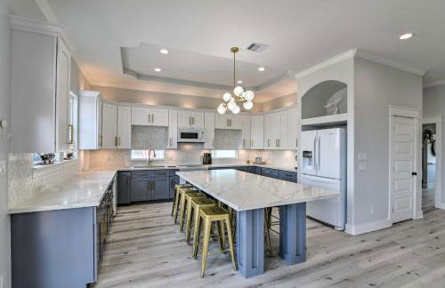 Walk to Crystal Beach Chic Family Retreat with Deck - Foto 8