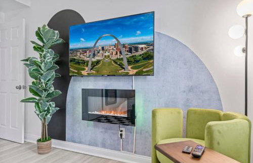 Abstract Haven | Stylish 1BR by Tower Grove - Photo 13