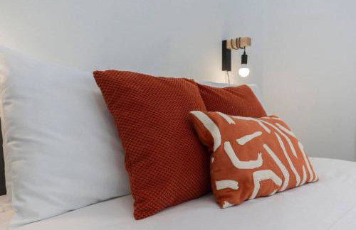 DiscountsContractorsWIFIFree ParkingSmart TV - Photo 10