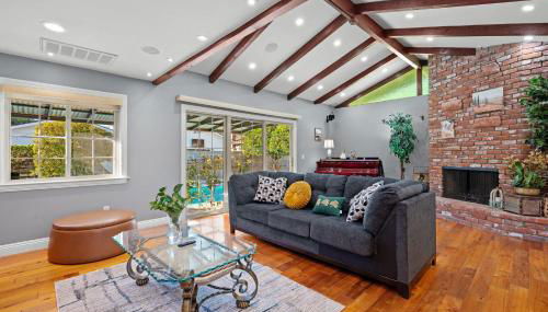 Luxury Estate with Sparkling Pool & Elegant Amenities - Foto 2