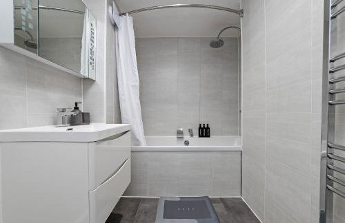 Contractors Dream~POOL TABLE~Close to Luton Airport~Three Double Bedrooms - Foto 18