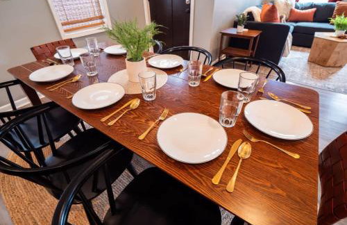 Hot Tub N64 Mins to Downtown Sleeps 8 - Foto 16