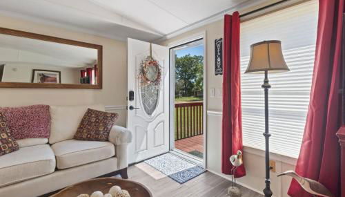 Spacious 2BR Retreat-10 minutes to the Beach! Pet Friendly! - Foto 5