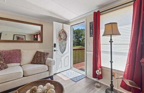 Spacious 2BR Retreat-10 minutes to the Beach! Pet Friendly! - Foto 5