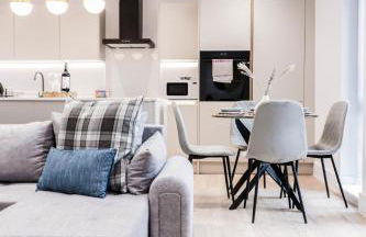The Abbey Apartment - 1BR Apt with Dedicated Workspace, Fast Wifi & Stylish Kitchen Island & Free Secure Underground Parking - Foto 15