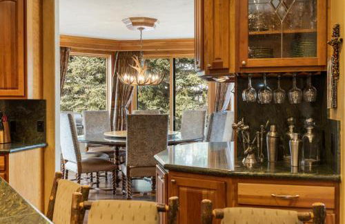 Outdoor Private Hot Tub, In Home Movie Theater, Luxurious Creekside Home - Photo 16