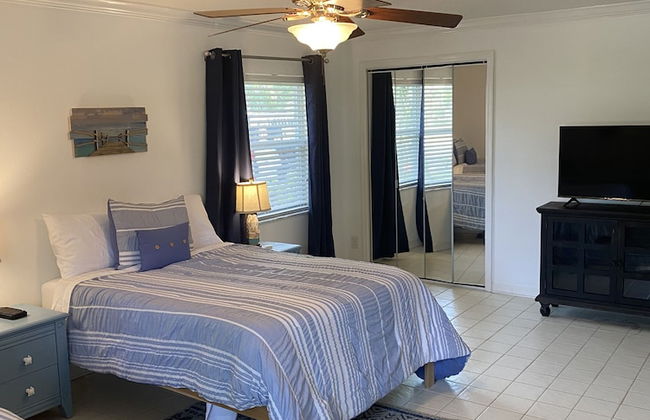 Tropical Theme Home Steps from the Beach - Foto 2